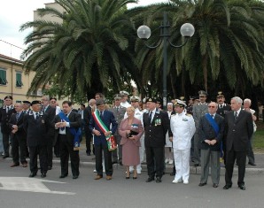 Le autorit si preparano per la deposizione corona